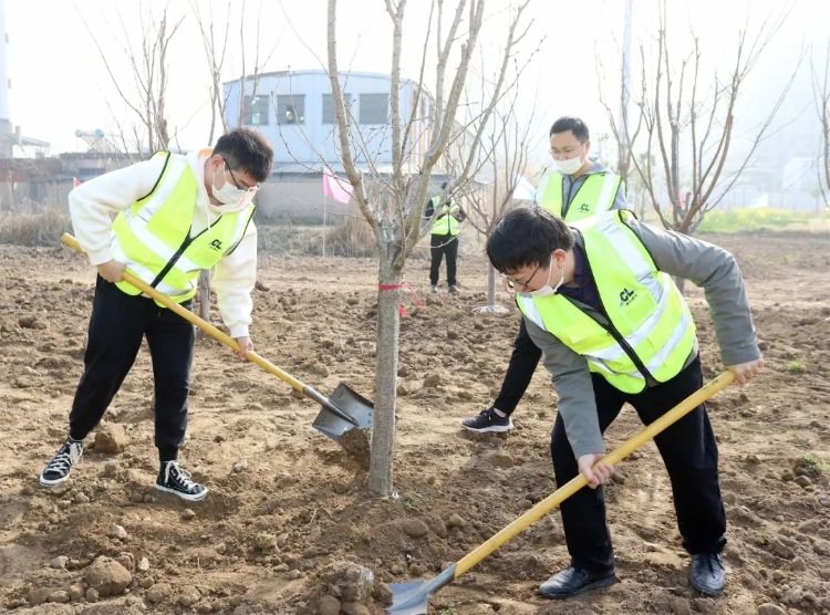 让地更绿家更美利港街园举行2022年春季义务植树活动