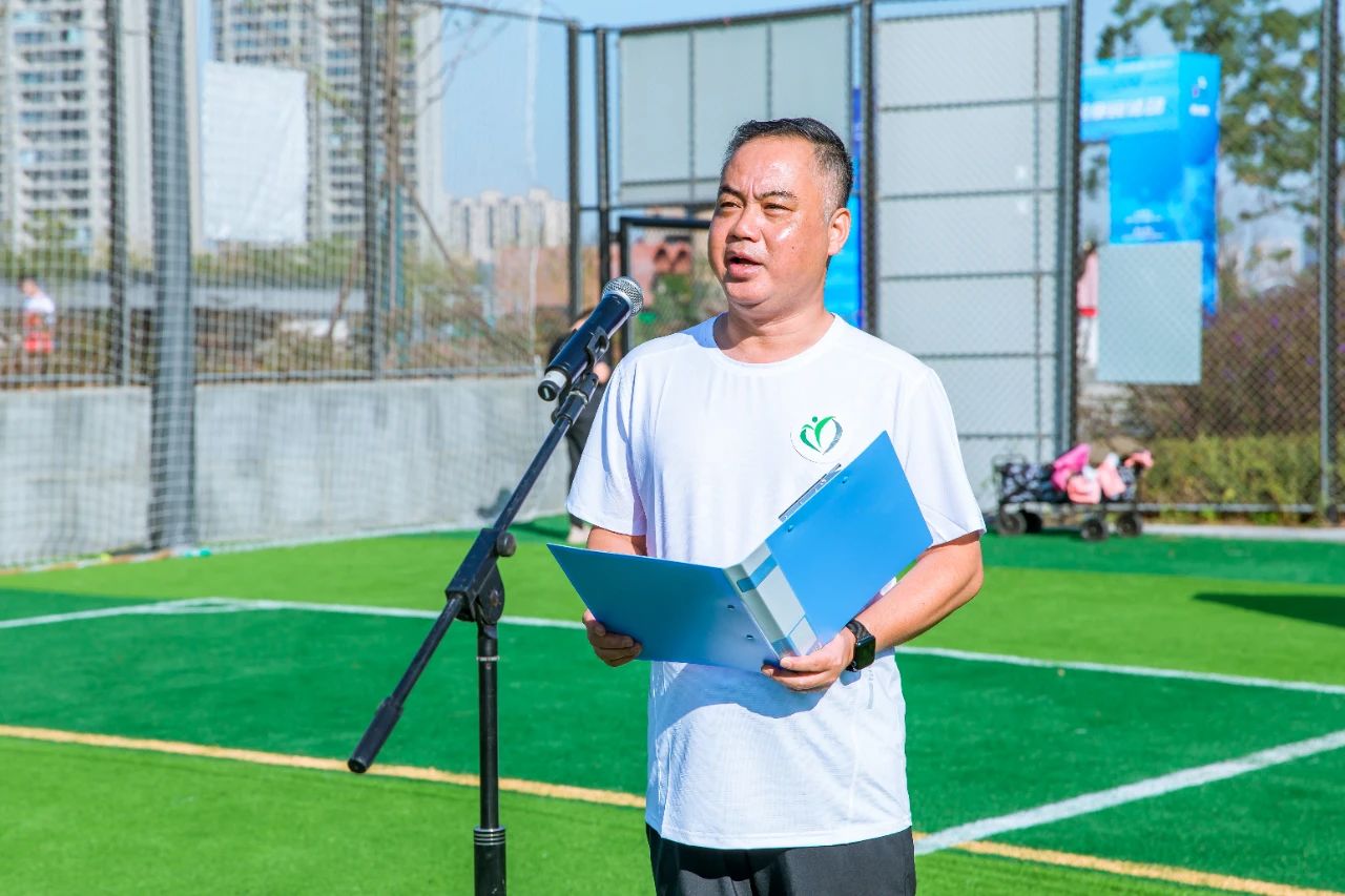 市爱国卫生运动委员会办公室副主任齐雪波宣读《爱国卫生倡议书》