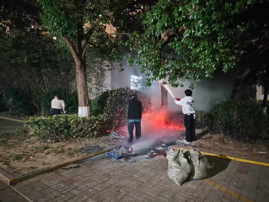 深夜火情突发，长寿中学两名初中生挺身而出，用知识守护小区安全！