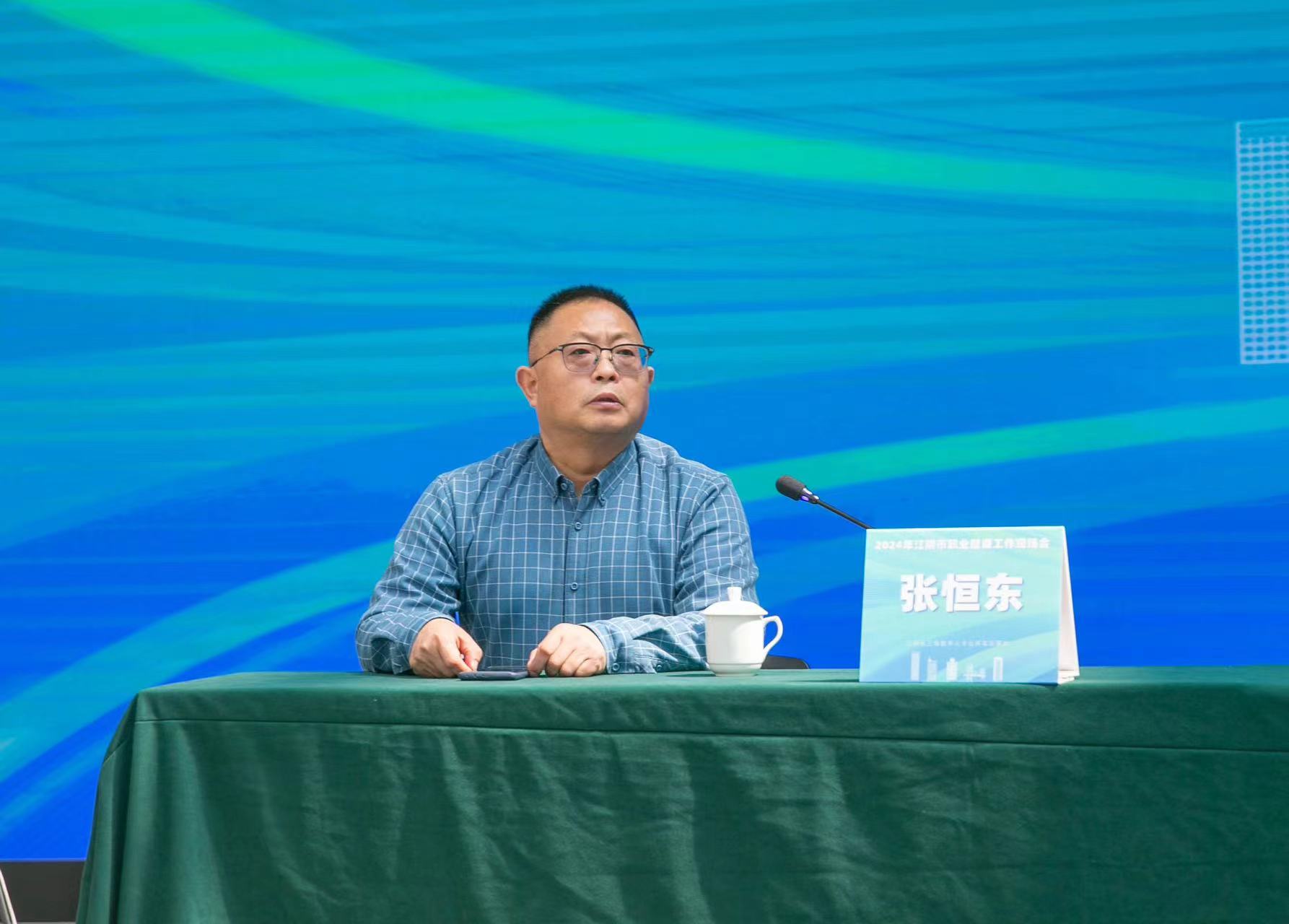 会上,省卫生健康委职业健康处一级调研员吴海鹰解读了《工作场所职业