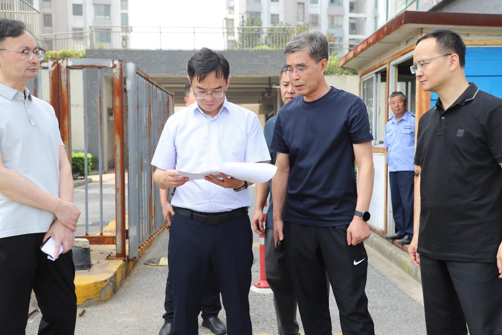 魏锋调研“把支部建进小区”工作