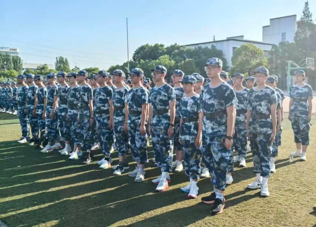 迷彩绽芳华，高中军训火热进行中
