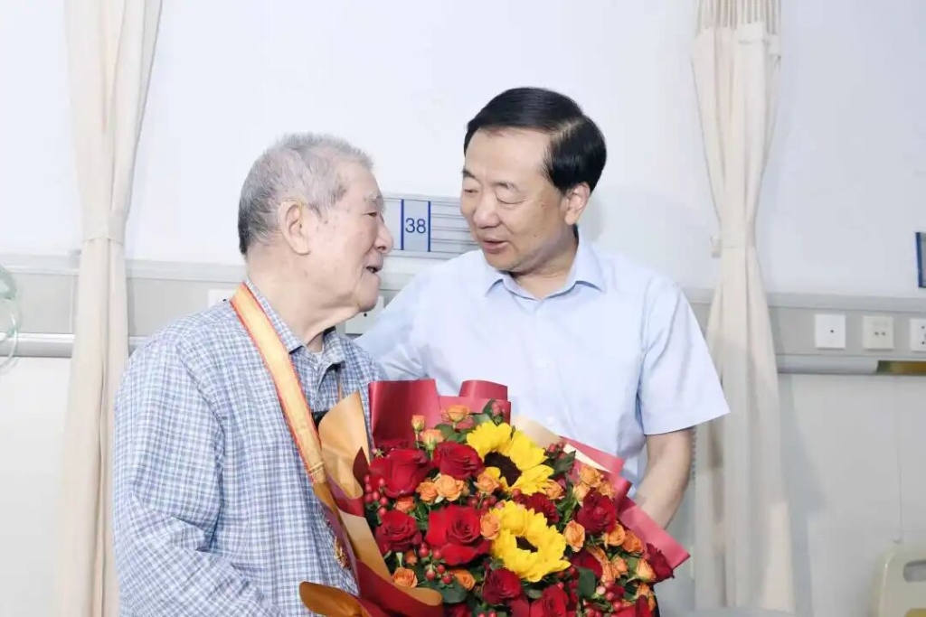 市领导走访慰问抗战老战士