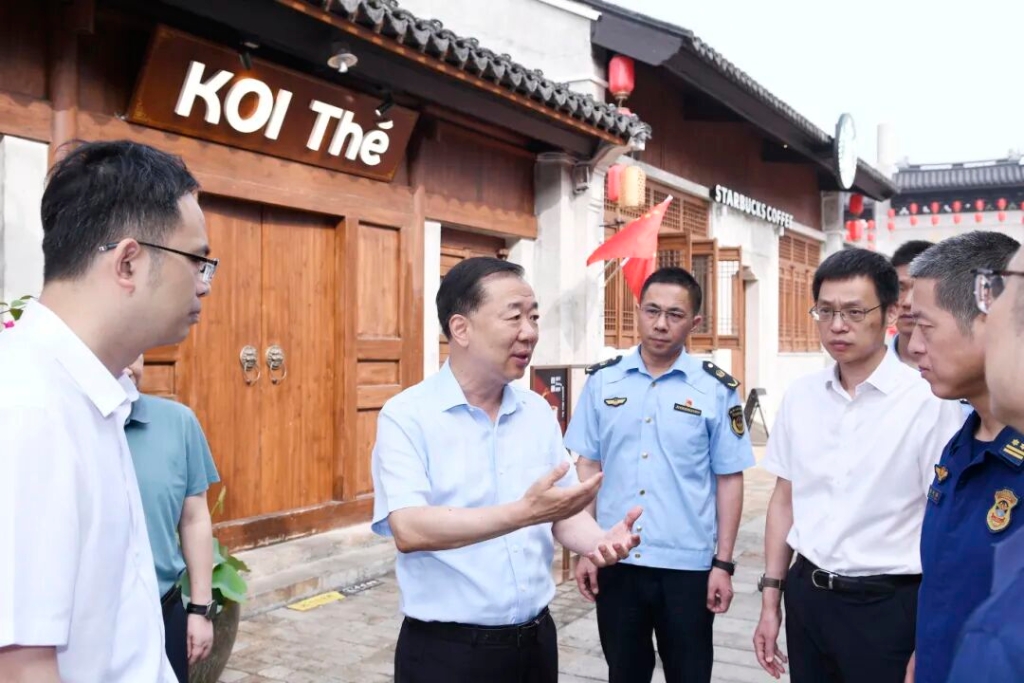 市领导检查国庆节期间安全生产工作