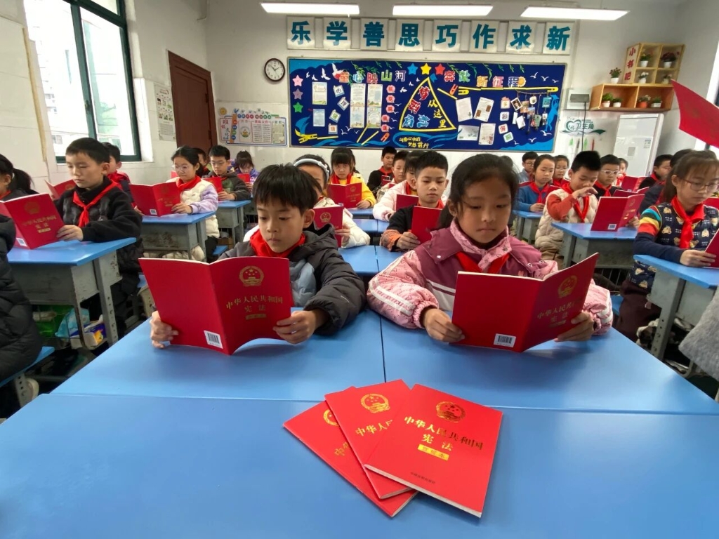 市教育局开展宪法宣传活动