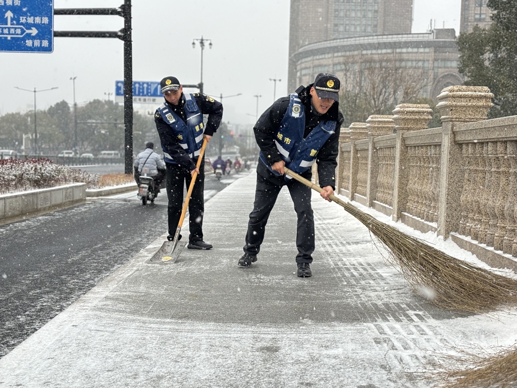 以雪为令 快速响应——市城管系统全力开展扫雪除冰工作